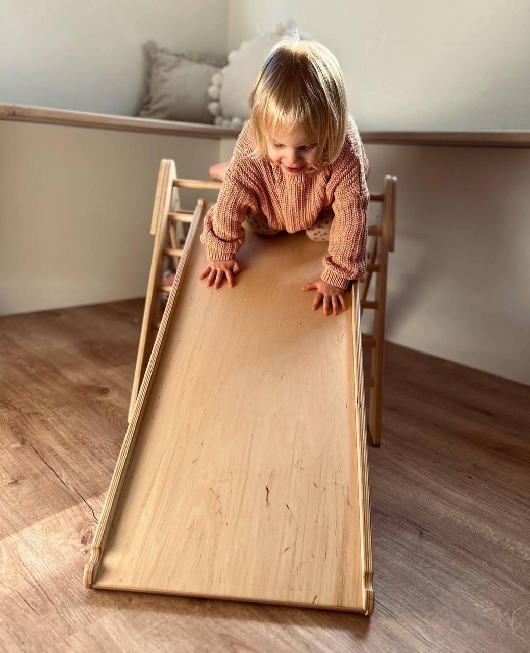 Spieldreieck mit Kletter- und Rutschplatte