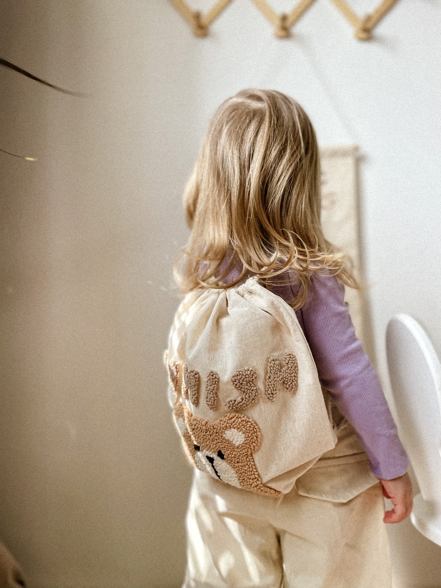 Kinderrucksack mit bestickten Muster, personalisiert.