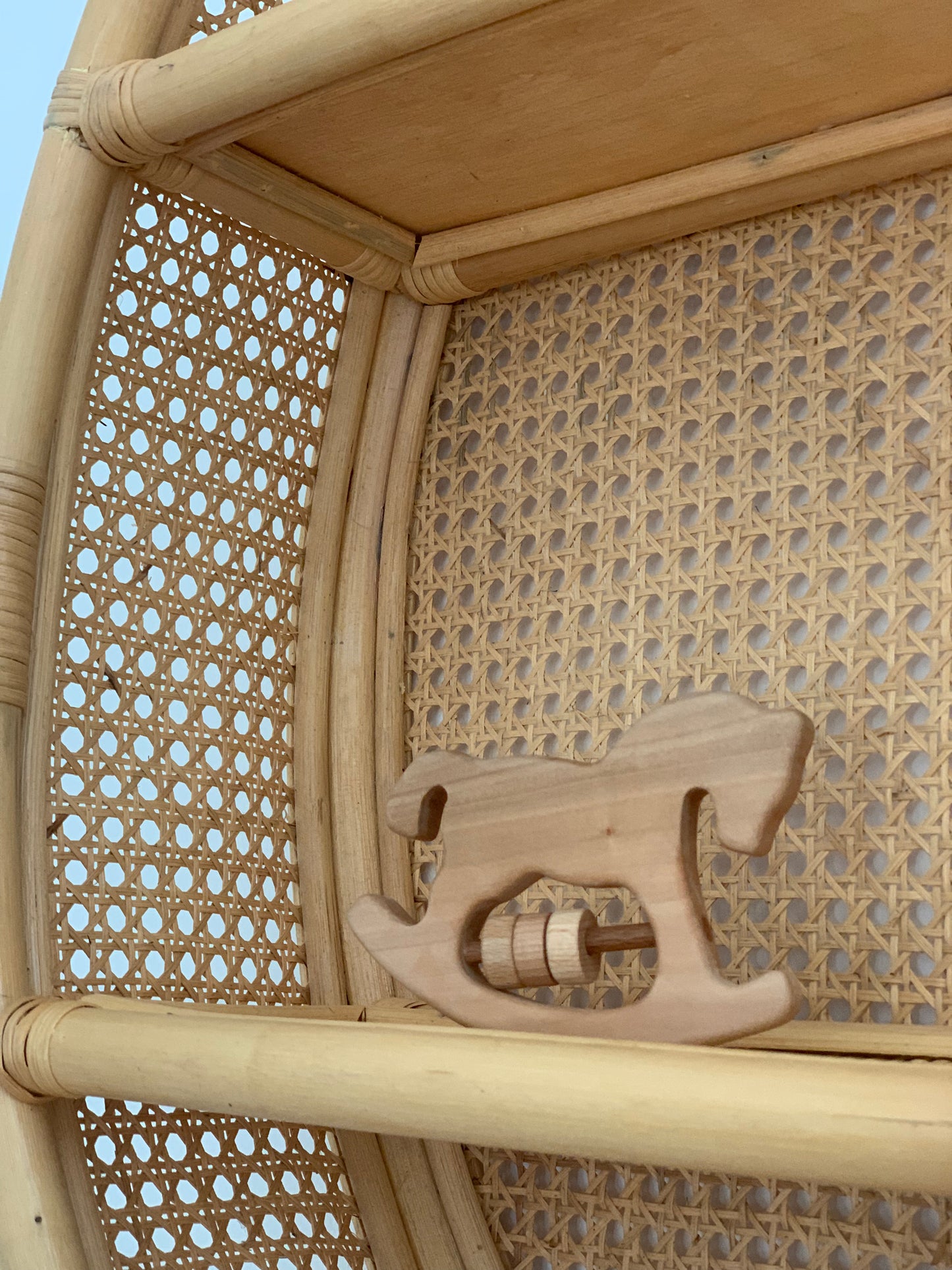 Schaukelpferd Beißring und Rassel aus Birnenholz