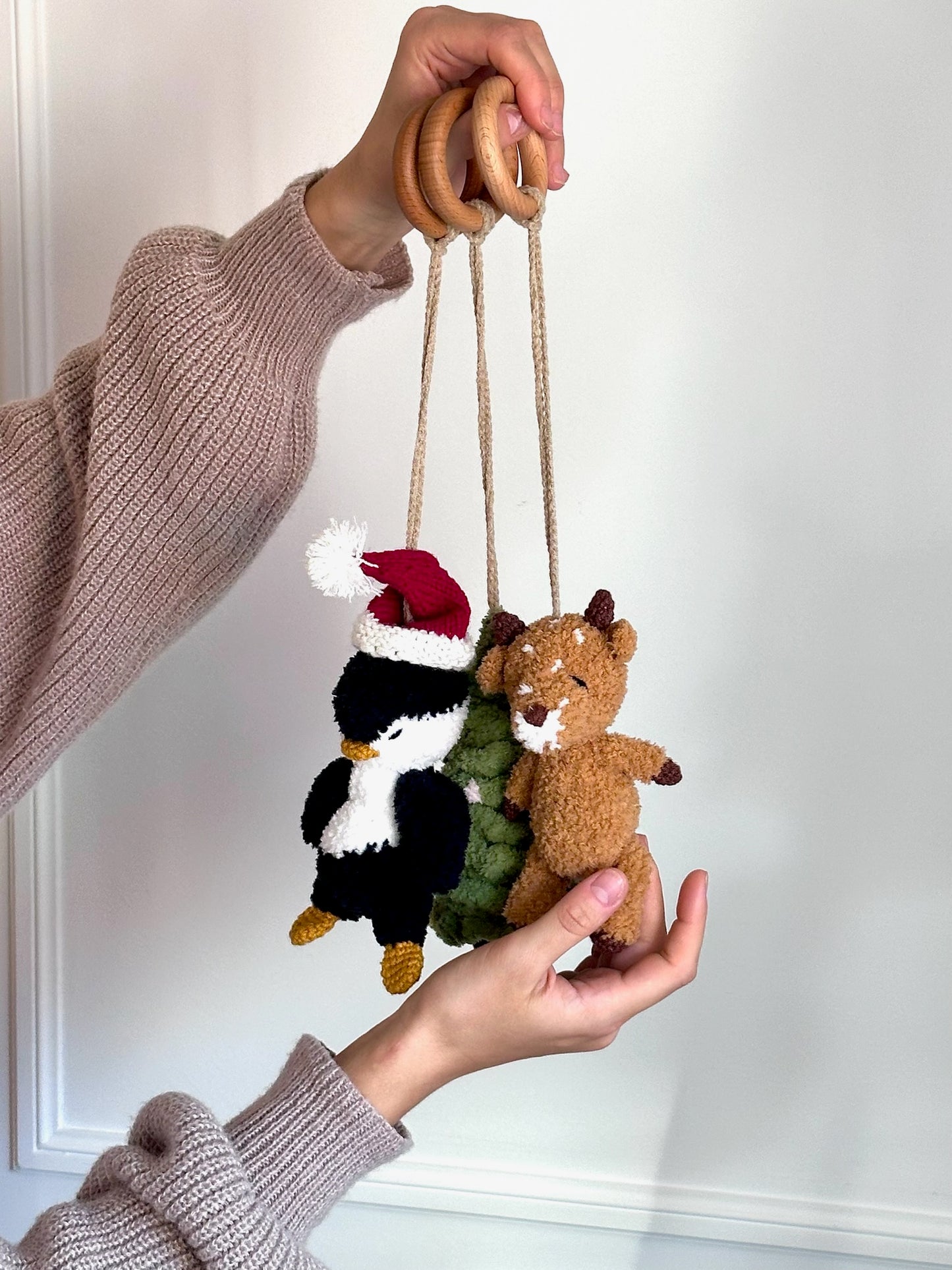 Spielbogenanhänger mit Plüschtieren Weihnachts edition