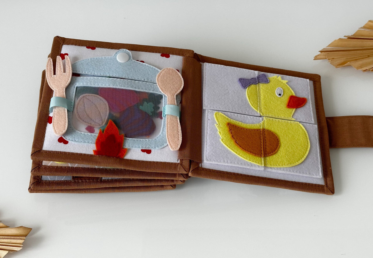 Quiet book, Filz Aktivitäten Buch, ruhiges Buch, Stillbuch, Montessori. Für Kinder zwischen 1-3 Jahren geeignet. Bär und Blätter.