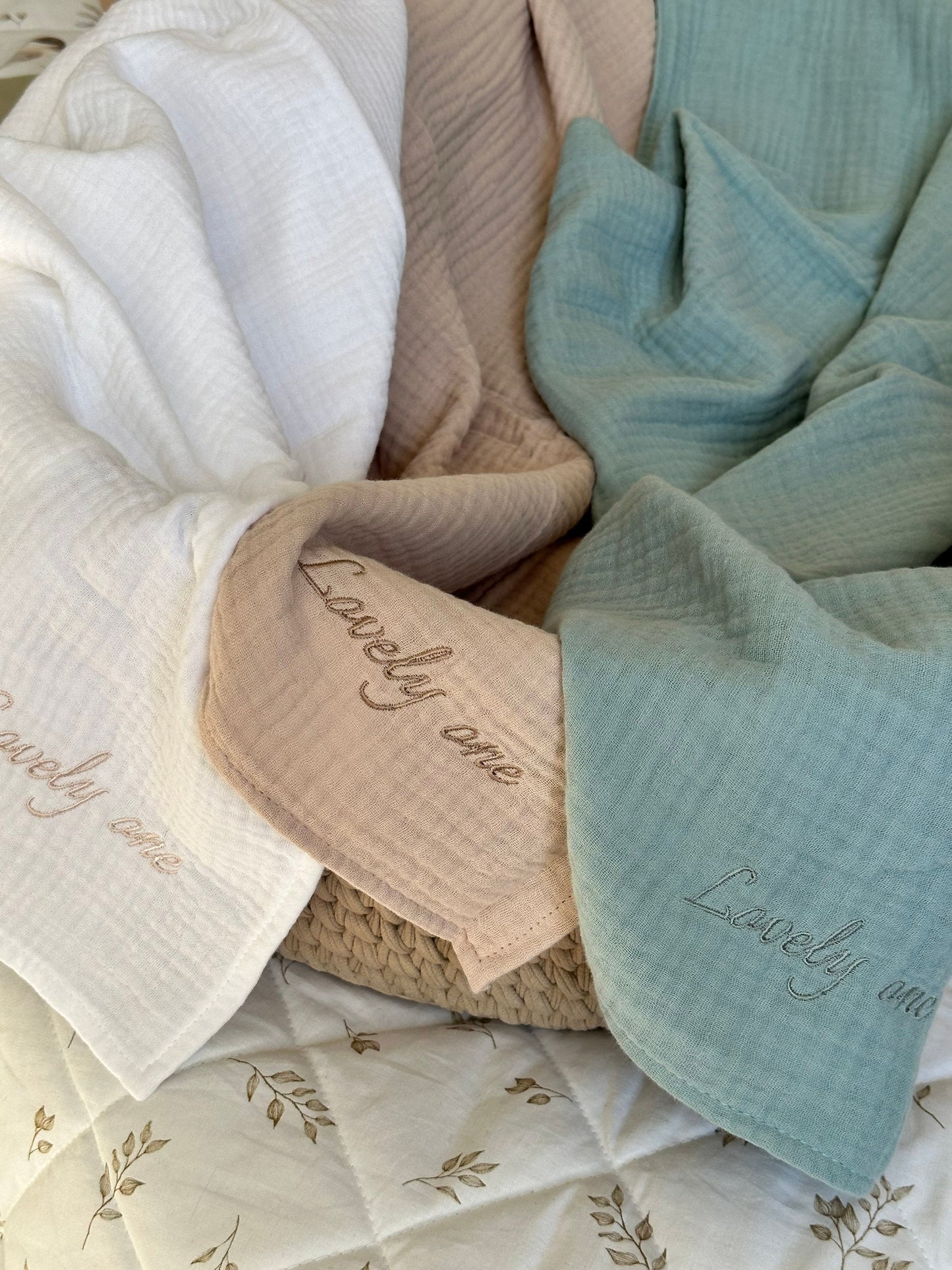 Musselin Babydecke vierlagig mit Bestrickung, Spucktuch, Stilltuch