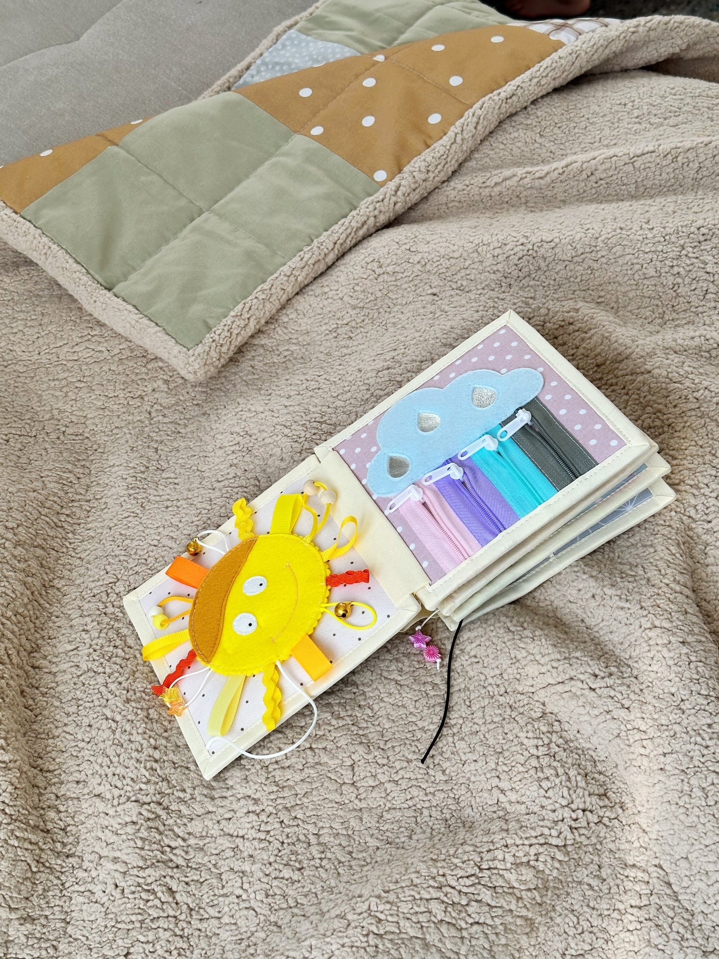 Quiet book, Filz Aktivitäten Buch, ruhiges Buch, Stillbuch, Montessori. Für Kinder zwischen 6-18 Monate geeignet. Keine abnehmbare Teile