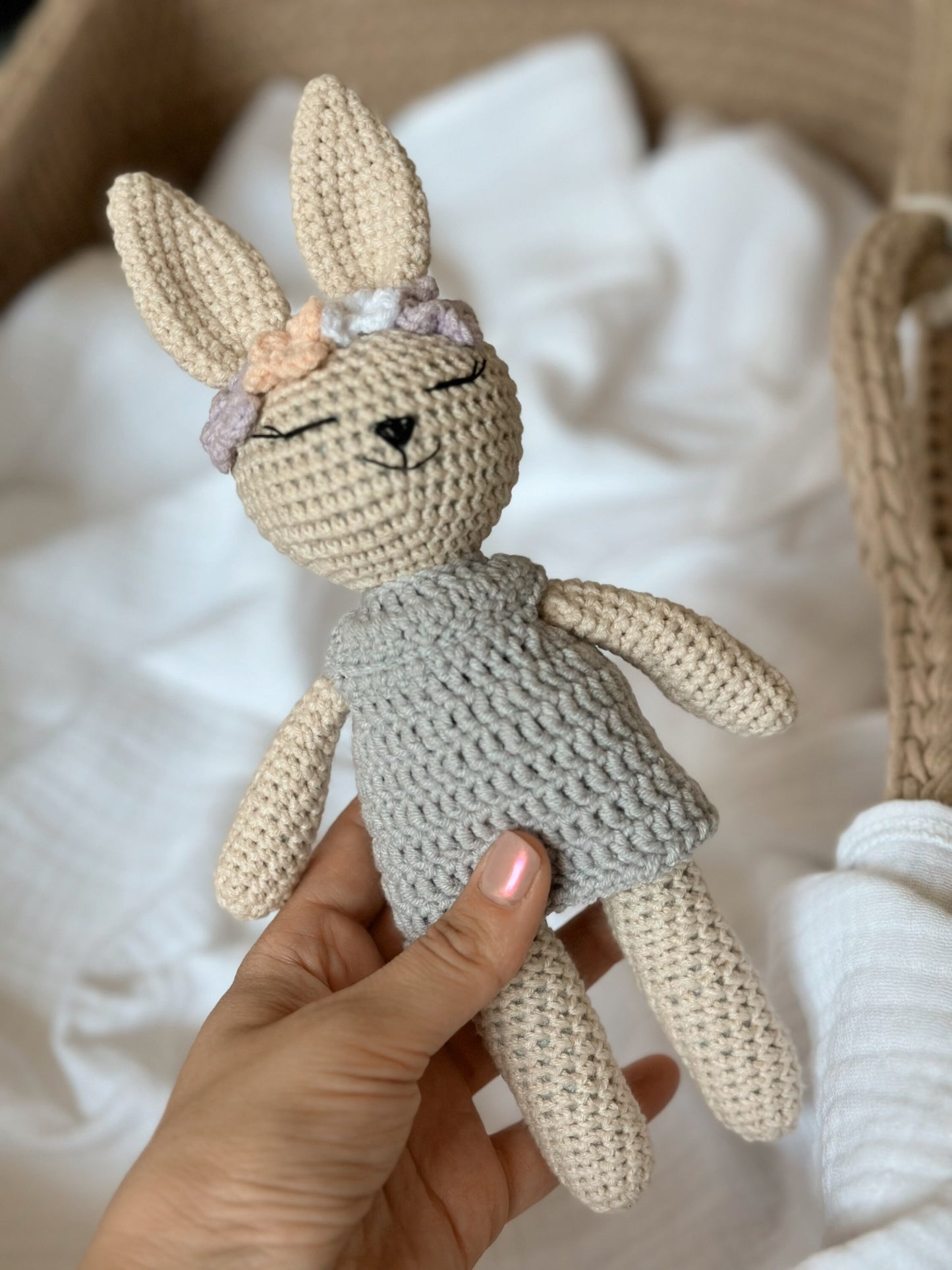 Strickhase mit Kleid und Blumenkranz, Kuscheltier Hase, gehäkelt