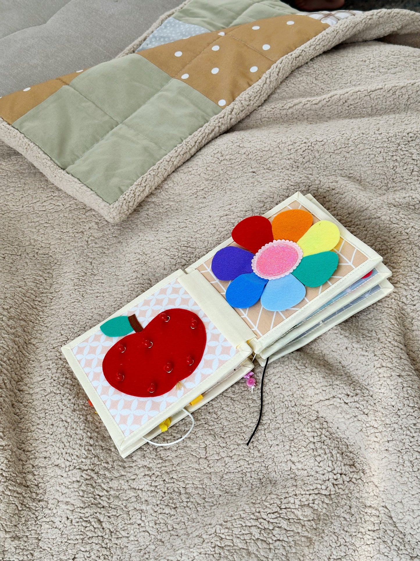 Quiet book, Filz Aktivitäten Buch, ruhiges Buch, Stillbuch, Montessori. Für Kinder zwischen 6-18 Monate geeignet. Keine abnehmbare Teile