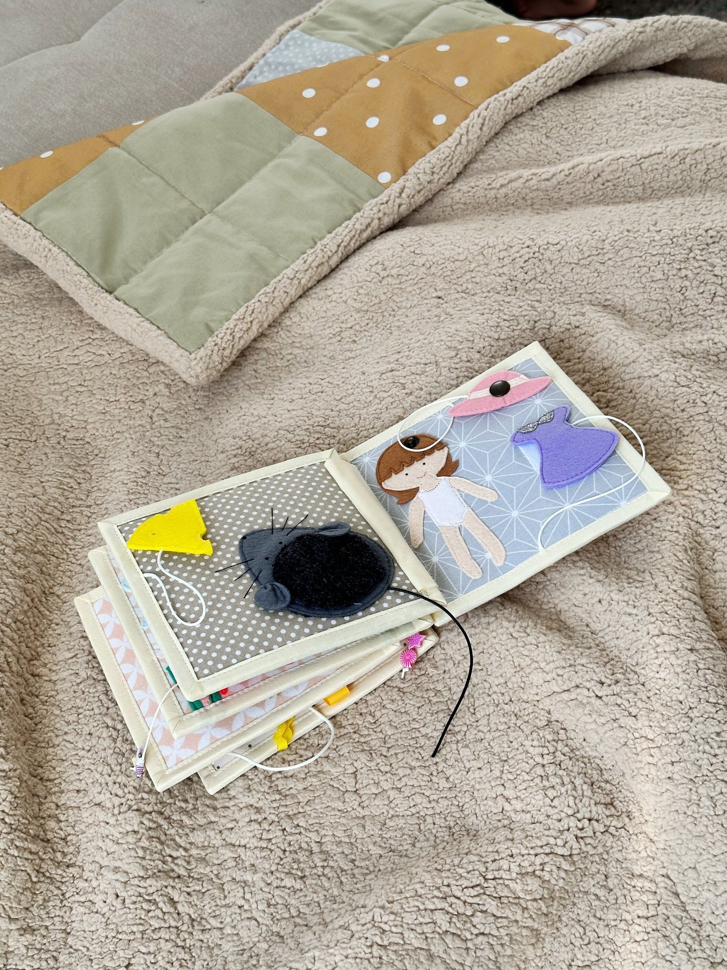 Quiet book, Filz Aktivitäten Buch, ruhiges Buch, Stillbuch, Montessori. Für Kinder zwischen 6-18 Monate geeignet. Keine abnehmbare Teile
