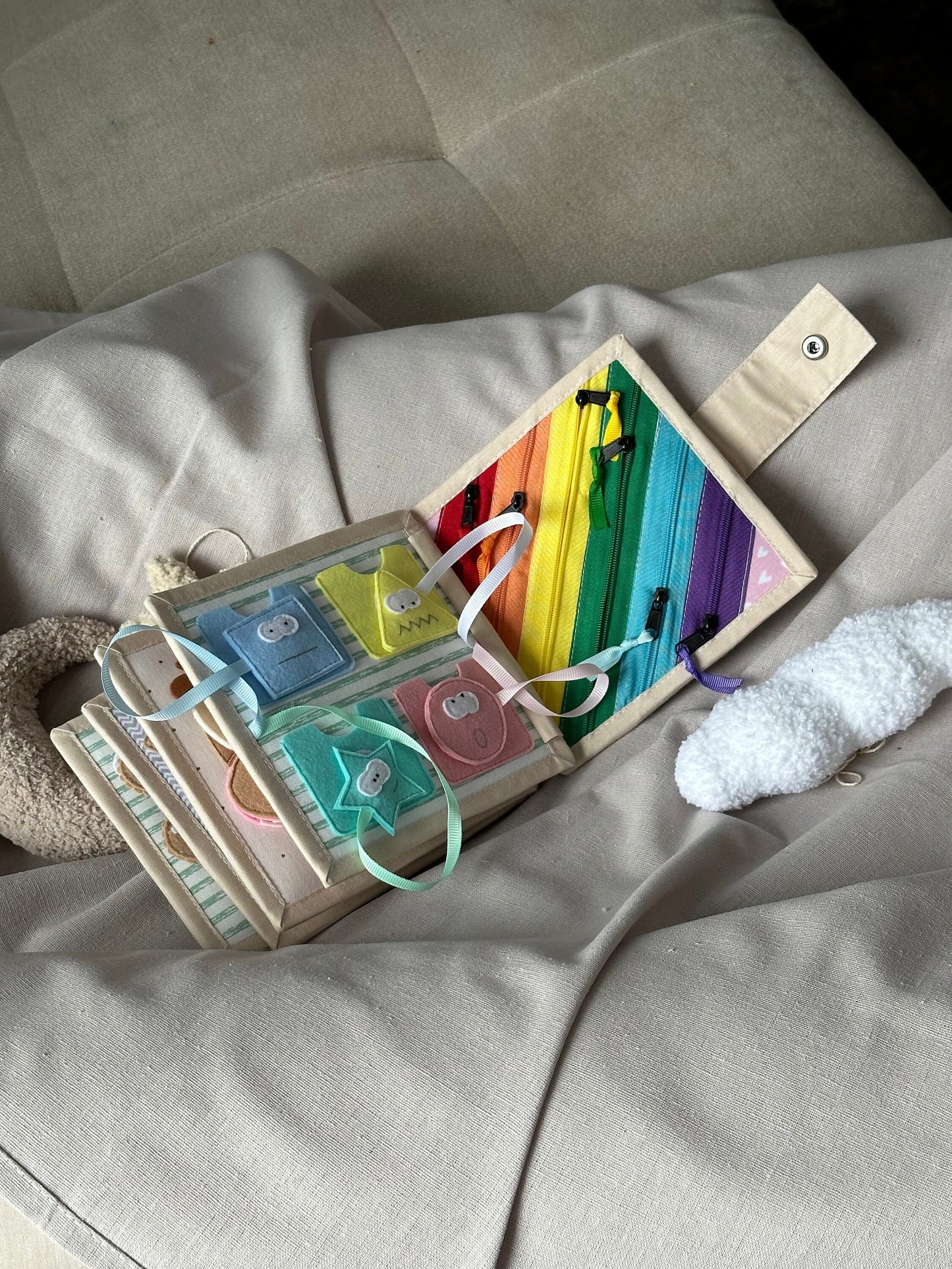 Quiet book, Filz Aktivitäten Buch, ruhiges Buch, Stillbuch, Montessori. Für Kinder zwischen 1-3 Jahren geeignet. Shäfchen