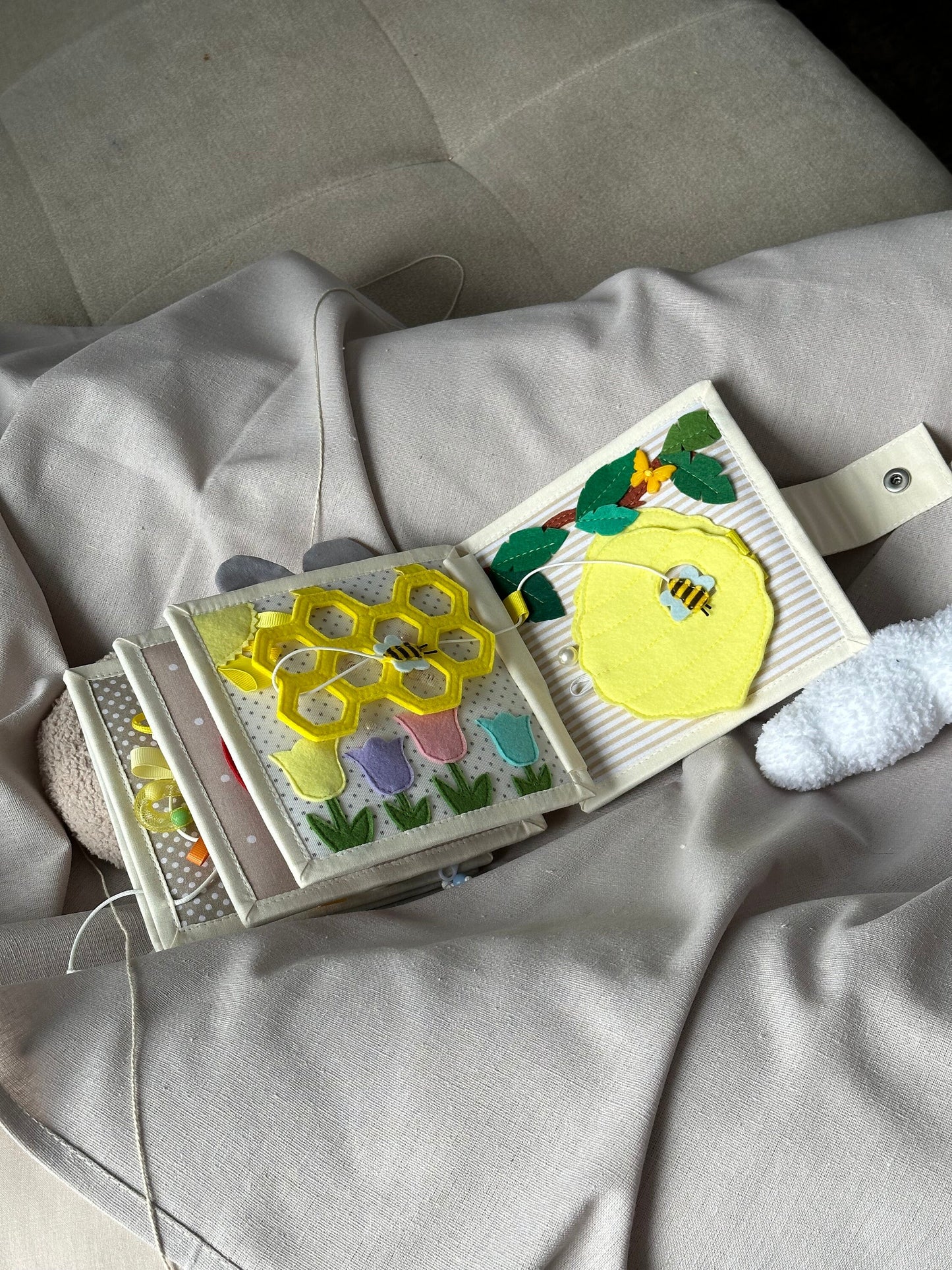 Quiet book, Filz Aktivitäten Buch, ruhiges Buch, Stillbuch, Montessori. Für Kinder zwischen 6-18 Monaten geeignet. Bär Braun.