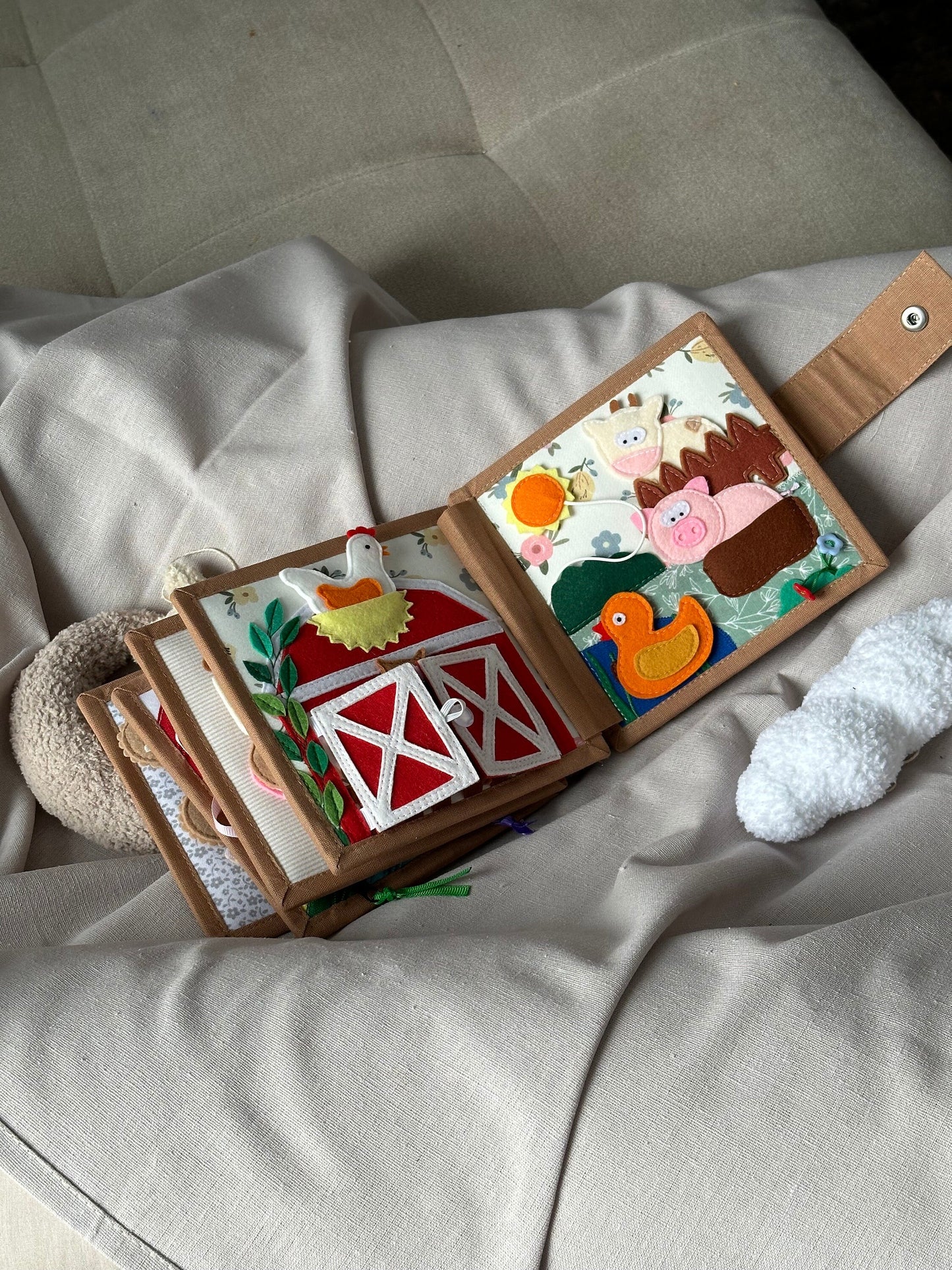 Quiet book, Filz Aktivitäten Buch, ruhiges Buch, Stillbuch, Montessori. Für Kinder zwischen 1-3 Jahren geeignet. Mit Stoffmuster „Bär“