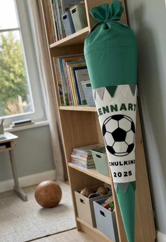 Schultüte personalisiert – Fußball | Handgefertigt aus Stoff & Filz | Einschulung 2026