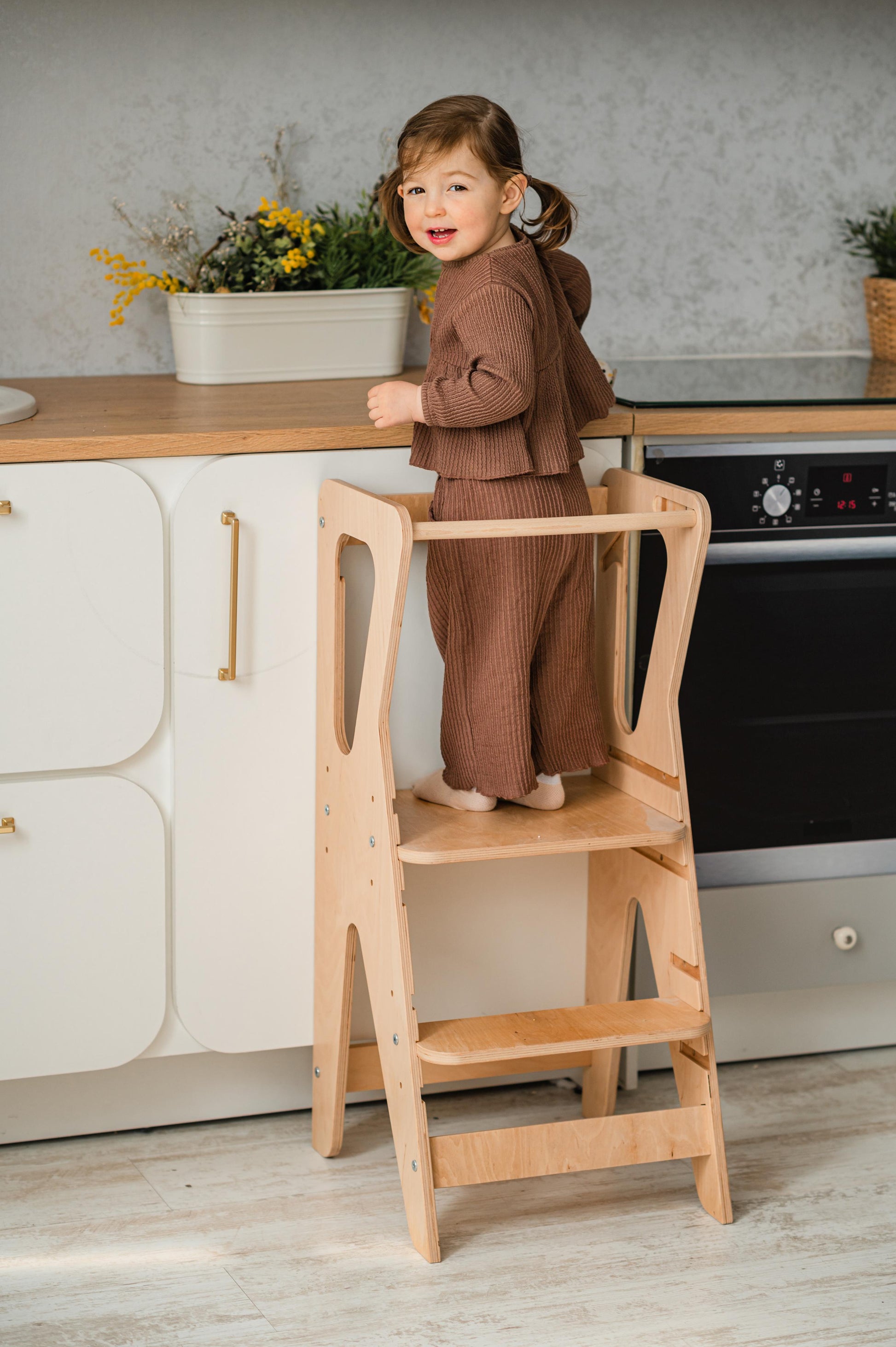 Lernturm Küchenhelfer WoodenTouch Kind an Küche