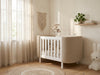 Kinderbett Transformer Buckle in skandinavischem Boho Kinderzimmer – Beige Töne, Betthimmel, Mobile